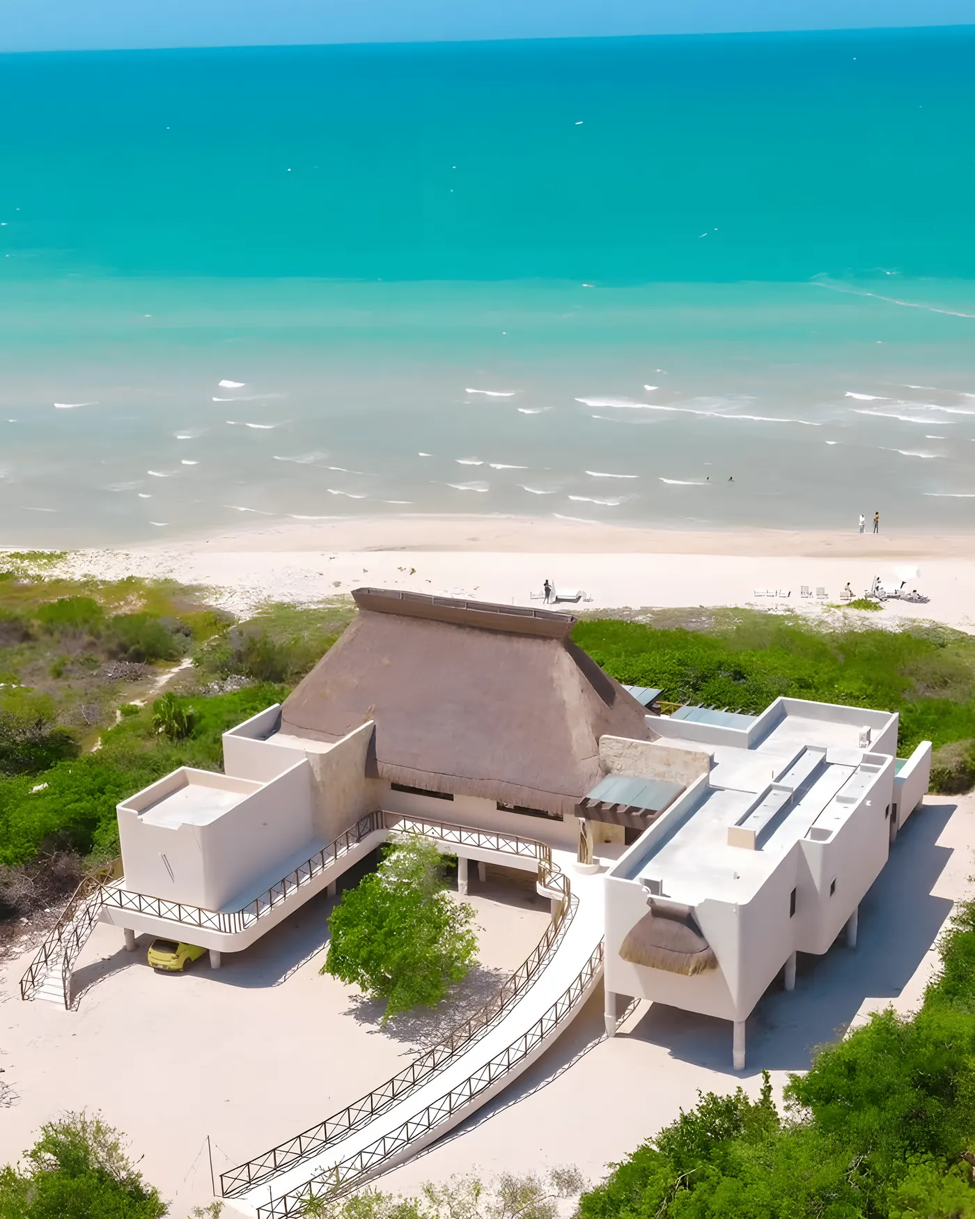 Casa María vista desde el aire: la palapa, la alberca y la playa de Sisal